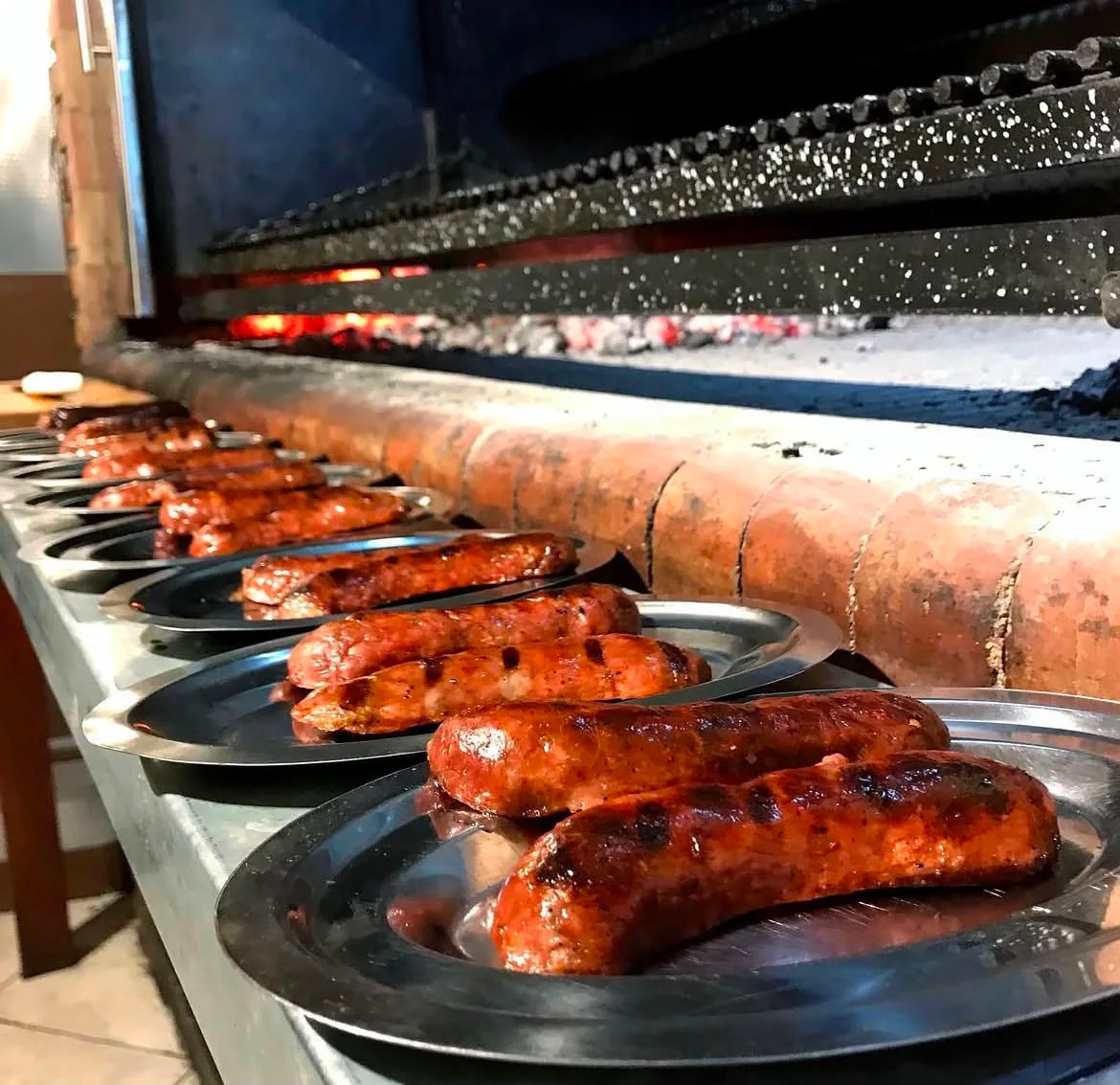Chorizos a la parrilla sobre la brasa