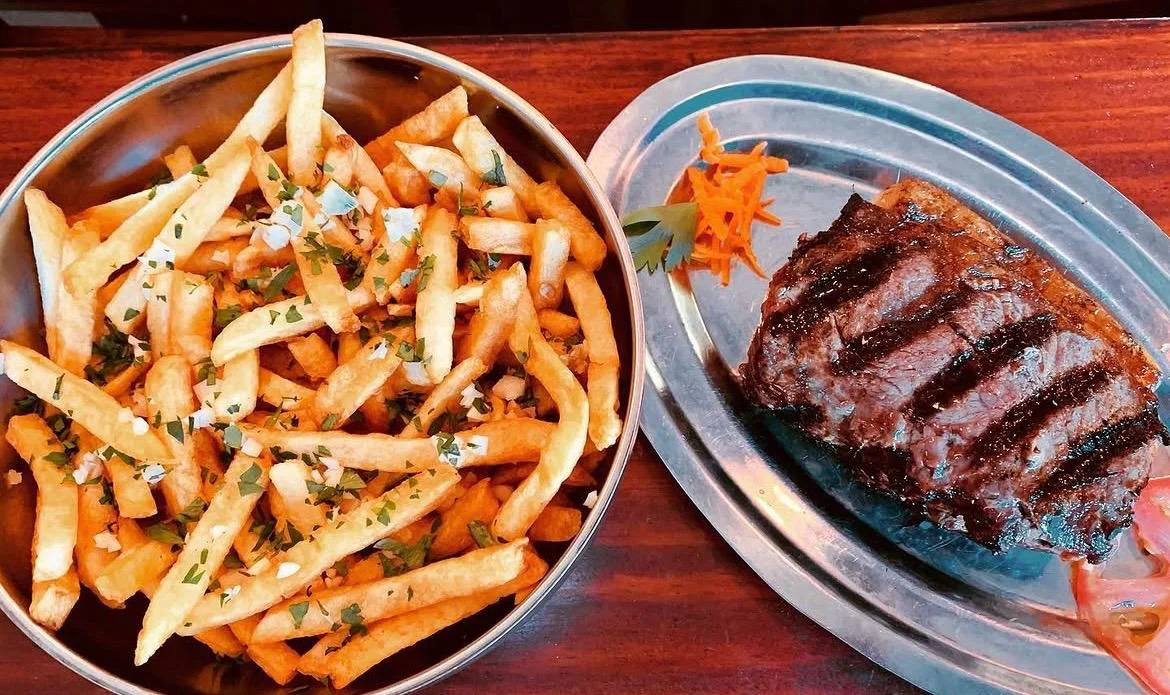 Bife a la parrilla con papas fritas caseras